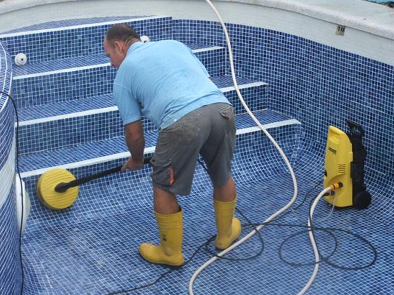 Perawatan Kebersihan Swimming Pool